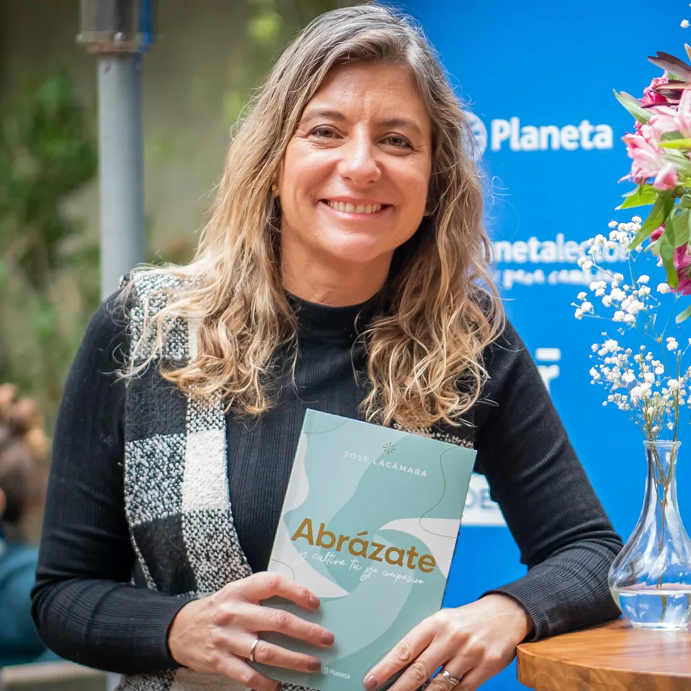 Jose Lacámara sosteniendo su libro Abrázate